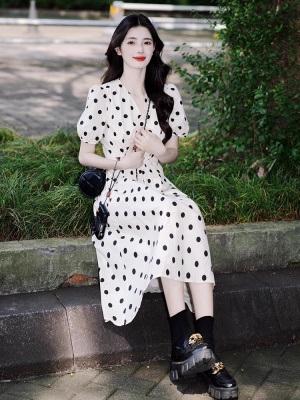 法式初恋白色波点泡泡袖V领连衣裙女夏季独特漂亮小个子收腰裙子