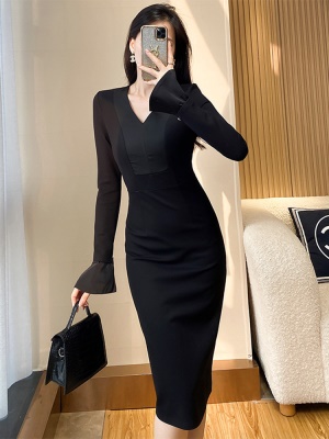 轻奢高端黑色V领连衣裙高级感女修身包臀赫本风小黑裙秋冬女神范