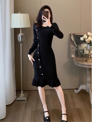 黑色鱼尾针织连衣裙女秋冬季气质显瘦配大衣内搭打底中长款毛衣裙