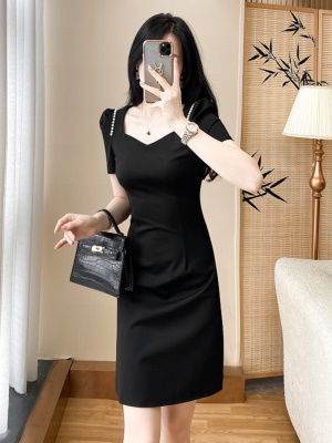 赫本风气质修身包臀职业连衣裙女神范轻奢显瘦v领小黑裙夏高级感