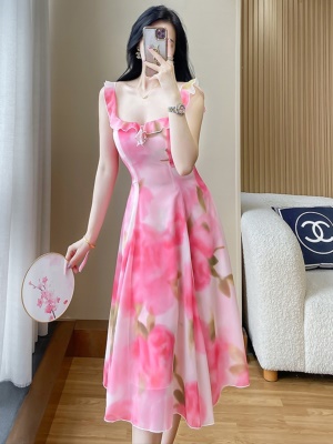 三亚海边度假沙滩吊带连衣裙女夏2025夏季新款法式雪纺收腰长裙子