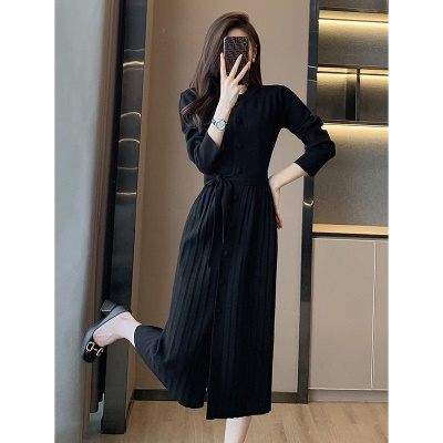 秋冬季新款2025黑色针织连衣裙慵懒风气质打底毛衣裙内搭配大衣的