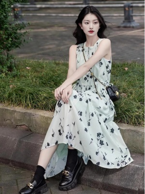 女装夏季无袖背心裙子气质显瘦茶歇法式高级感雪纺碎花吊带连衣裙