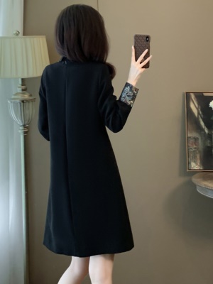 新中式国风高级感娃娃领连衣裙女秋冬季新款显瘦赫本风小黑裙加绒