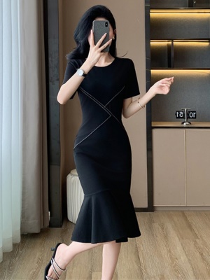 高级感黑色鱼尾包臀连衣裙气质修身显瘦女夏OL职场通勤赫本小黑裙