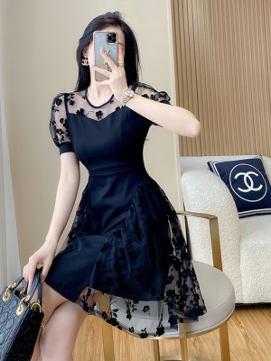 夏季2025新款女气质修身显瘦黑色蕾丝连衣裙小个子露肩赫本小黑裙