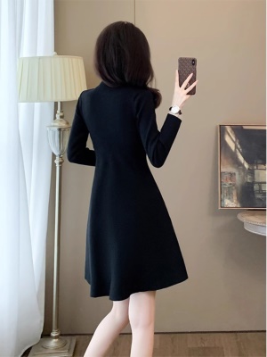黑色针织内搭毛衣连衣裙秋冬小个子气质修身短款法式赫本风小黑裙