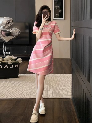 粉色法式连衣裙2025新款收腰洋气质显瘦条纹时尚休闲t恤裙子女夏