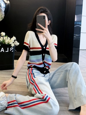 休闲时尚炸街洋气减龄套装女夏季新款条纹V领针织衫牛仔裤两件套