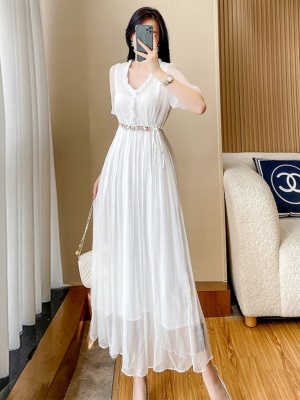 2025夏季新款女士白色V领雪纺连衣裙气质收腰显瘦法式高级感长裙