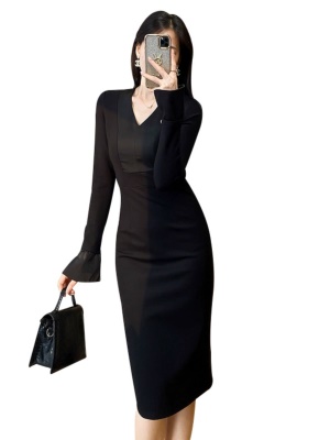 轻奢高端黑色V领连衣裙高级感女修身包臀赫本风小黑裙秋冬女神范