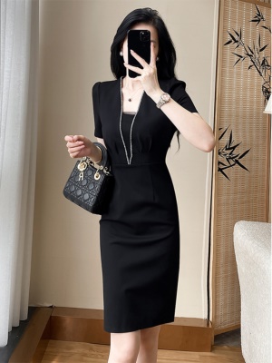 气质收腰包臀黑色连衣裙高级感干练职业赫本风小黑裙夏女神范裙子