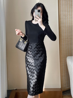 2025春季新款时尚气质黑色包臀连衣裙显瘦高级感女神范职业小黑裙