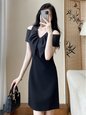 赫本风黑色V领连衣裙子2025夏季新款露肩气质高级感宴会小礼服裙