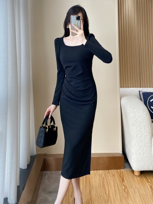 质感轻奢收腰黑色显瘦连衣裙2025年秋季新款女装赫本包臀小黑裙子