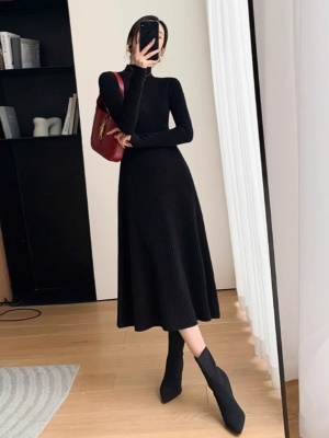 半高领毛衣裙收腰显瘦气质打底针织连衣裙女秋冬配大衣内搭中长款