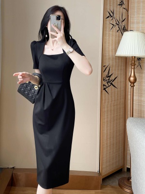 2025夏季新款黑色连衣裙方领气质赫本小黑裙褶皱收腰显瘦晚礼服裙