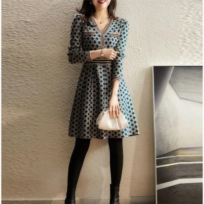 早秋款针织A字连衣裙设计感小香风收腰显瘦打底内搭配大衣的裙子