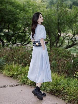 茶歇法式蓝色V领泡泡袖连衣裙女夏季多巴胺收腰显瘦气质超仙裙子