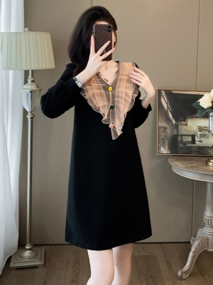 2025秋冬新款收腰显瘦赫本风小黑裙时尚气质黑色V领连衣裙高级感