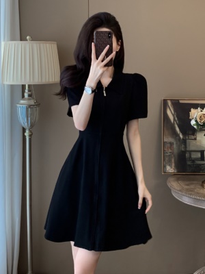 黑色赫本风连衣裙女夏季收腰显瘦气质修身高级感娃娃领拉链小黑裙