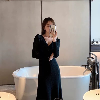 配大衣内搭毛衣裙子过膝收腰显瘦V领打底针织连衣裙女秋冬中长款