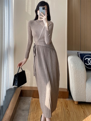 秋冬季新款配大衣内搭针织连衣裙收腰显瘦中长款冬天打底毛衣裙女