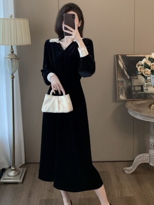 冬装黑色金丝绒礼服连衣裙女新款高级感修身收腰秋冬季赫本小黑裙