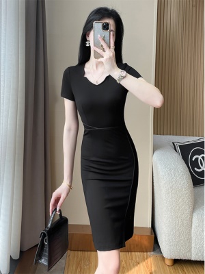 V领职业装黑色连衣裙女2025夏新款气质显瘦通勤包臀小黑裙小个子