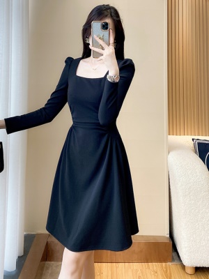 轻奢气质黑色收腰显瘦连衣裙小个子2025秋季新款女装赫本风小黑裙