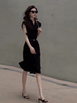 法式女神范气质职业小黑裙赫本风收腰显瘦黑色包臀v领连衣裙女夏