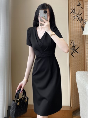 黑色收腰V领连衣裙夏季高端轻奢女装修身显瘦气质通勤赫本小黑裙