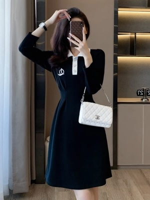 2025秋装新款女装收腰显瘦赫本小黑裙气质学院风poIo衬衫领连衣裙