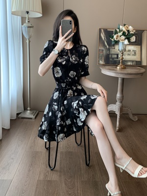 夏季新款法式复古气质碎花连衣裙女夏高级感收腰显瘦荷叶边小黑裙