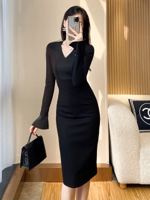 轻奢高端黑色V领连衣裙高级感女修身包臀赫本风小黑裙秋冬女神范
