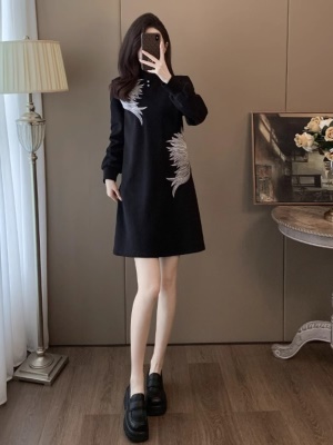 新中式刺绣盘扣改良旗袍连衣裙女秋冬新款复古国风小黑裙宽松显瘦
