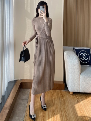 秋冬季新款配大衣内搭针织连衣裙收腰显瘦中长款冬天打底毛衣裙女