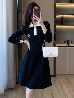 2025秋装新款女装收腰显瘦赫本小黑裙气质学院风poIo衬衫领连衣裙