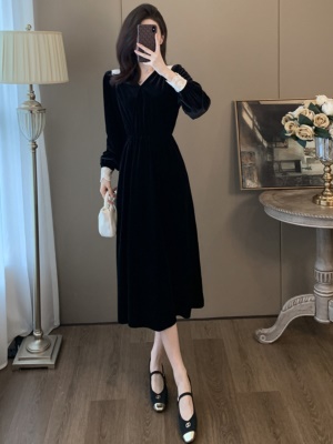 冬装黑色金丝绒礼服连衣裙女新款高级感修身收腰秋冬季赫本小黑裙