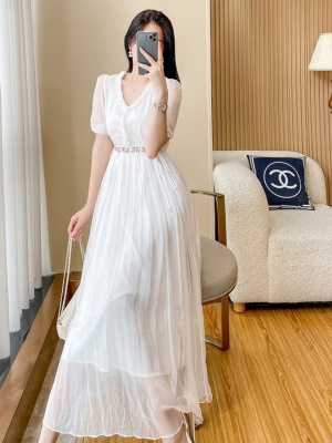 2025夏季新款女士白色V领雪纺连衣裙气质收腰显瘦法式高级感长裙