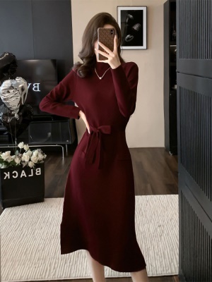 法式复古秋冬新款高级感酒红色针织连衣裙百搭打底配大衣毛衣裙子