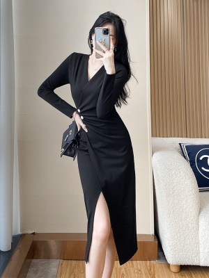 气质法式高端奢华大牌高级感小黑裙长袖开叉黑色职业连衣裙秋冬季