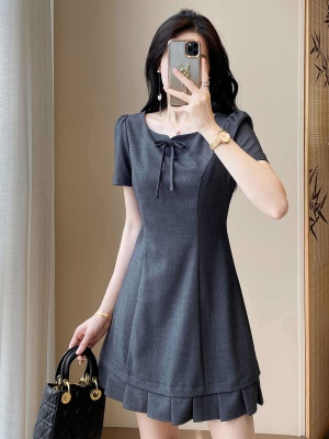 时尚高端气质职业通勤灰色OL连衣裙女2025夏季新款百褶裙子小个子