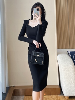 高奢法式赫本风黑色收腰紧身连衣裙2025秋季新款气质名媛中长裙子