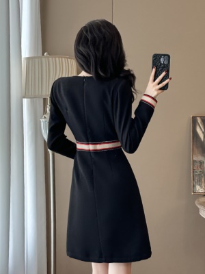 简约OL通勤正式场合气质连衣裙女秋冬季小个子收腰显瘦百搭小黑裙