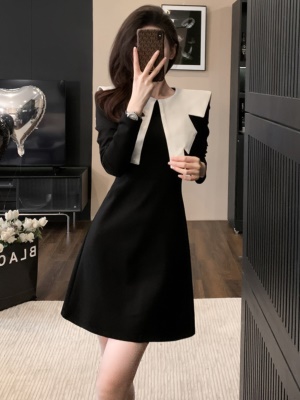 赫本风法式小黑裙气质高级感秋冬新款修身显瘦小香风连衣裙小个子