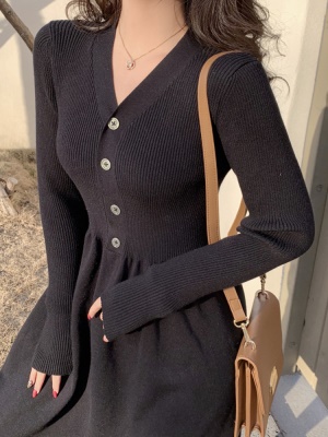 2025年秋冬新款法式复古黑色针织连衣裙毛衣百搭打底裙配大衣长裙