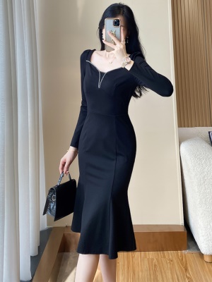 秋季新款女装高级感礼服高端法式修身气质包臀赫本黑色鱼尾连衣裙
