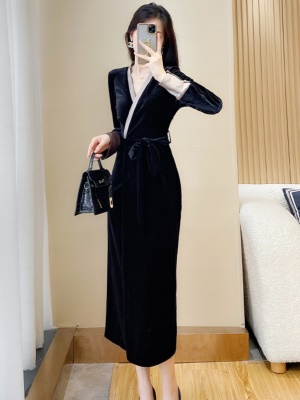 赫本风小黑裙高级感气质收腰黑色丝绒连衣裙女秋冬宴会晚礼服轻奢