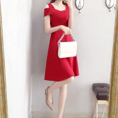 一字领露肩连衣裙女夏季小黑裙赫本风修身收腰显瘦红色小礼服个子